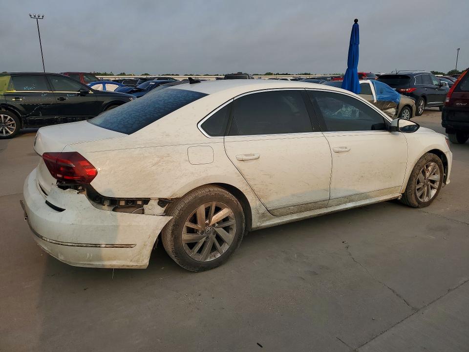 58611446 :رقم المزاد ، 1VWBA7A33JC002703 vin ، 2018 Volkswagen Passat مزاد بيع