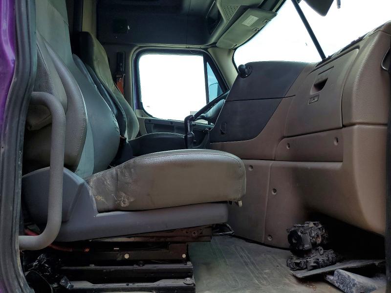 58486076 :رقم المزاد ، 3AKJGLD57FSFN2609 vin ، 2015 Freightliner Cascadia 125 مزاد بيع