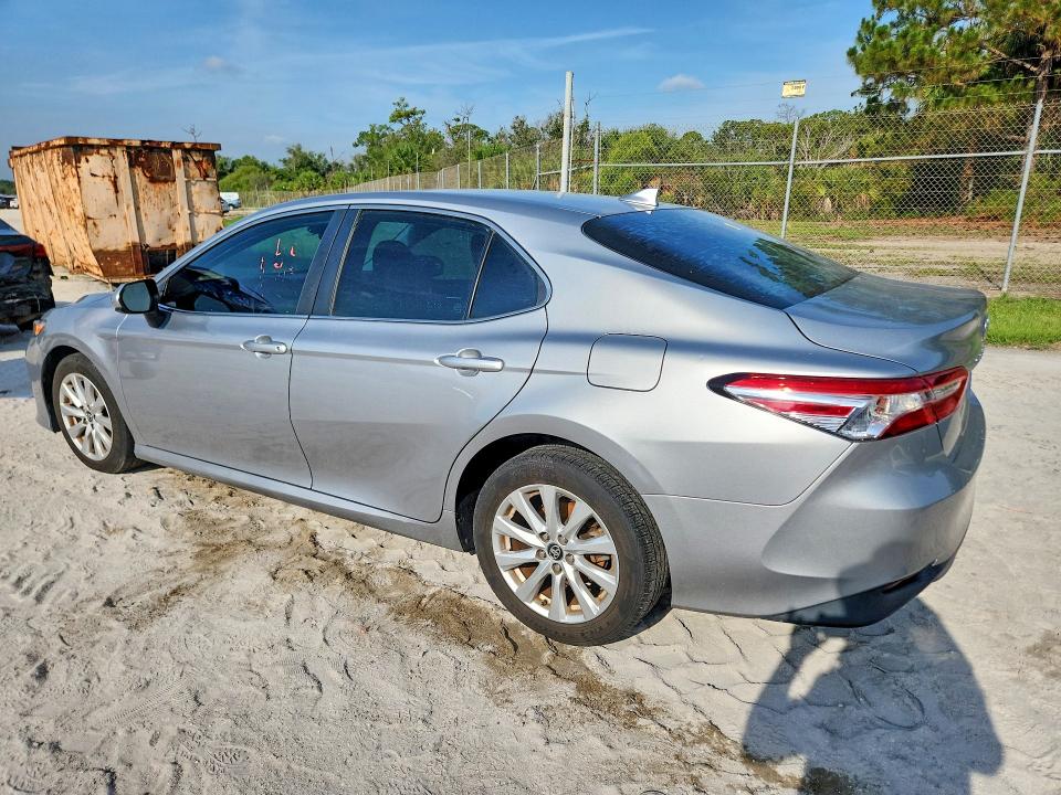 58240996 :رقم المزاد ، 4T1B11HK1KU232566 vin ، 2019 Toyota Camry مزاد بيع