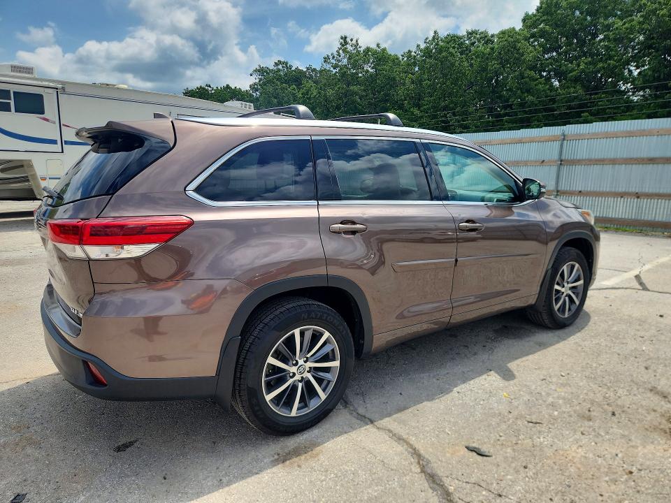 2017 Toyota Highlander მანქანა იყიდება აუქციონზე, vin: 5TDJZRFH8HS450743, აუქციონის ნომერი: 54891936