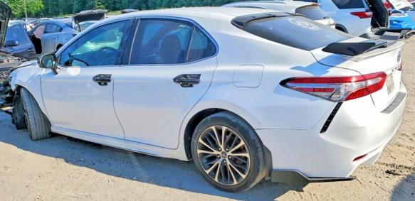 55356606 :رقم المزاد ، 4T1B11HK8JU601647 vin ، 2018 Toyota Camry مزاد بيع