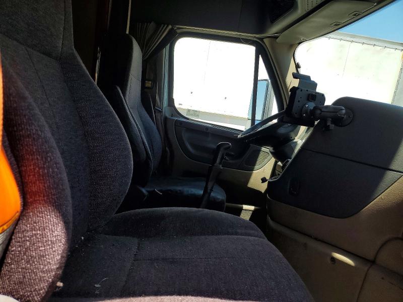 Продажа на аукционе авто 2015 Freightliner Cascadia, vin: 3AKJGHDV5FSGH4328, номер лота: 57085516