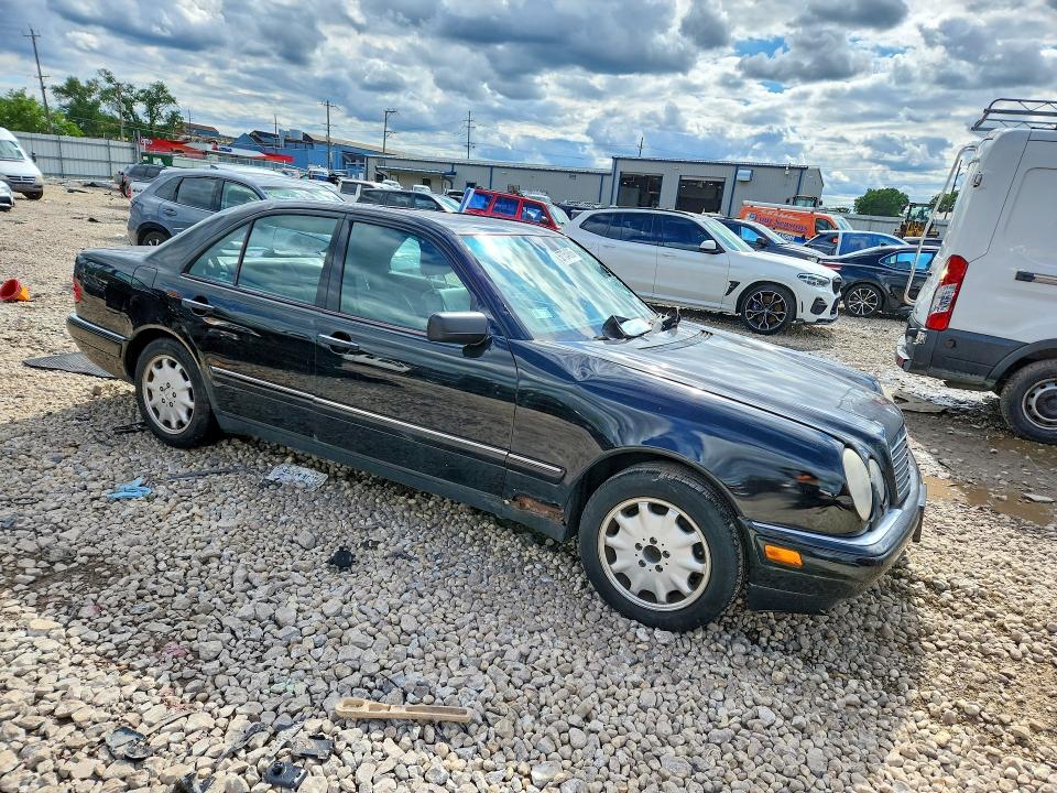 57754886 :رقم المزاد ، WDBJF82F2WX007808 vin ، 1998 Mercedes-benz E-class E320 مزاد بيع