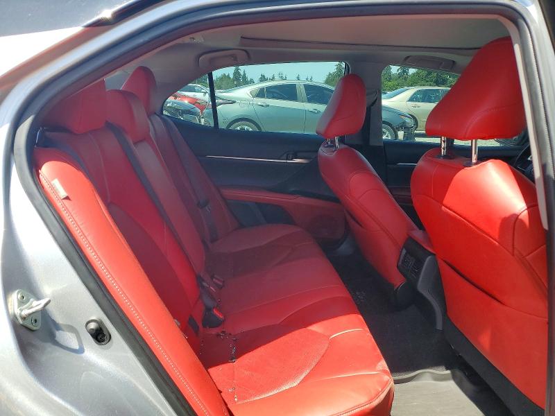 55522206 :رقم المزاد ، 4T1BZ1HK4JU015617 vin ، 2018 Toyota Camry مزاد بيع