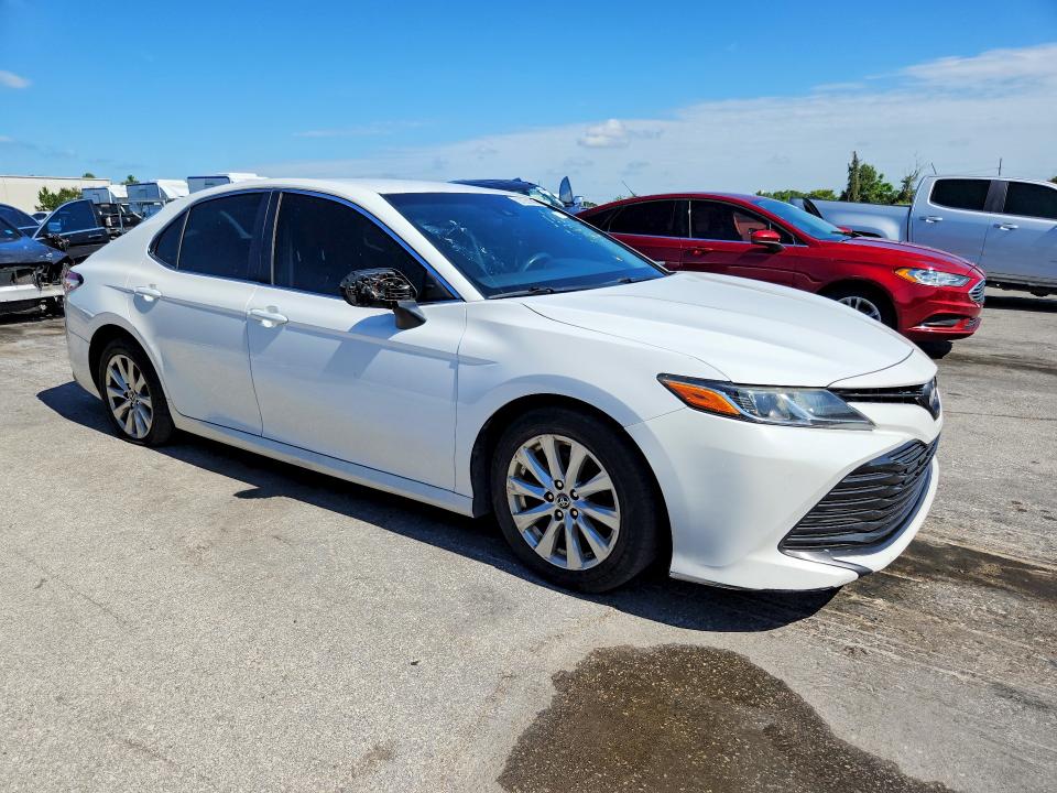 57261396 :رقم المزاد ، 4T1B11HK3JU050432 vin ، 2018 Toyota Camry مزاد بيع