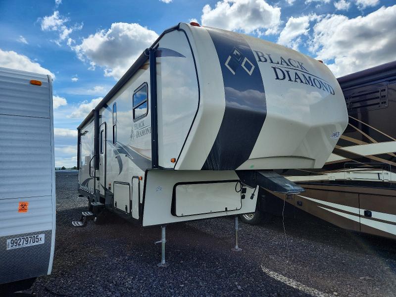 54494726 :رقم المزاد ، 5ZT3BDUB9HG000817 vin ، 2017 Forrest River Trailers مزاد بيع