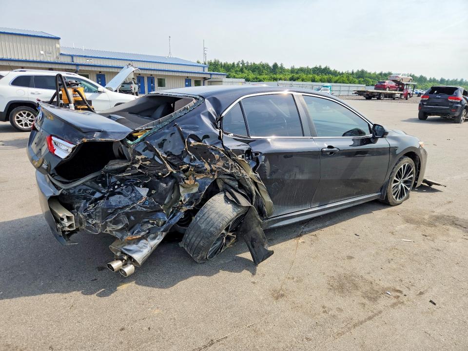 59086796 :رقم المزاد ، 4T1B11HK5JU598142 vin ، 2018 Toyota Camry مزاد بيع