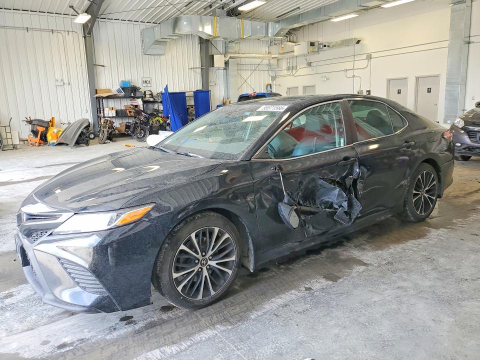 58071566 :رقم المزاد ، 4T1B11HK8JU038079 vin ، 2018 Toyota Camry مزاد بيع