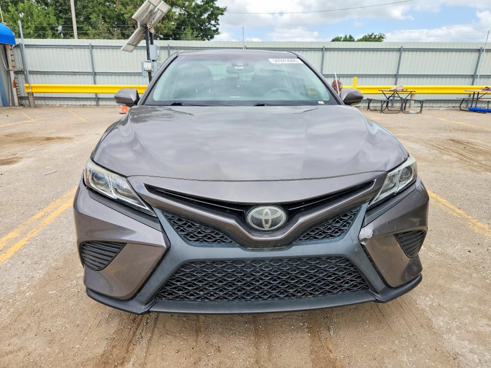 56925686 :رقم المزاد ، 4T1B11HK0JU139973 vin ، 2018 Toyota Camry مزاد بيع