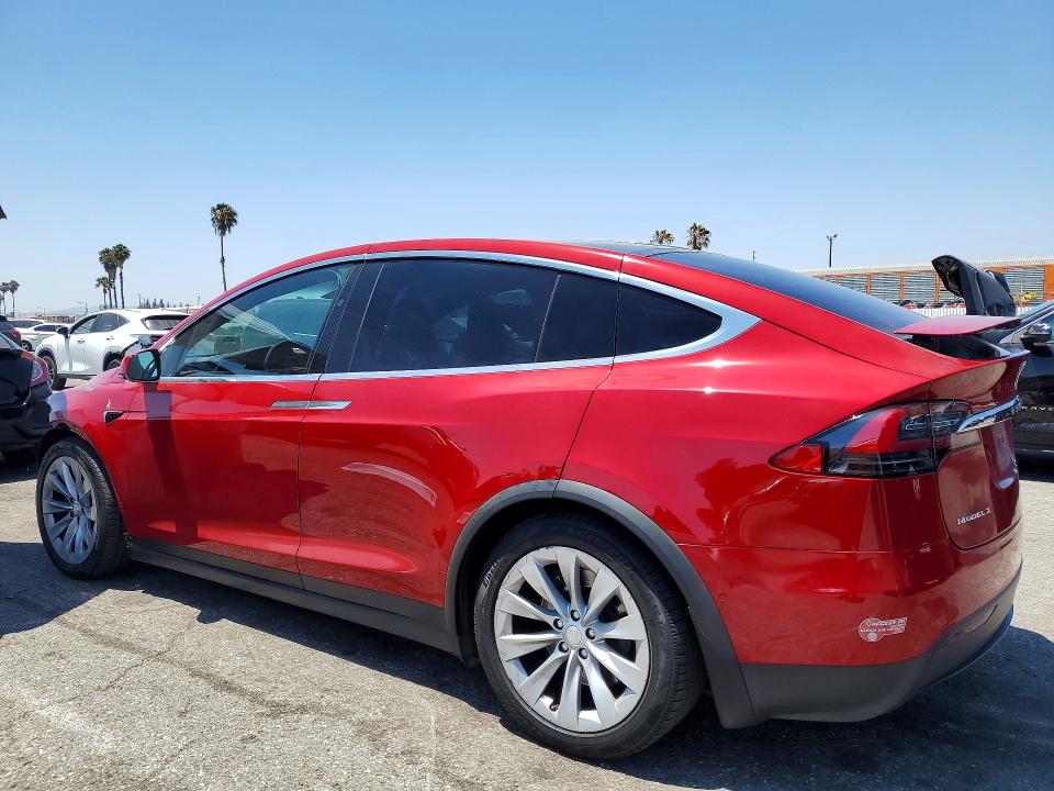 56371636 :رقم المزاد ، 5YJXCBE27HF034851 vin ، 2017 Tesla Model X مزاد بيع