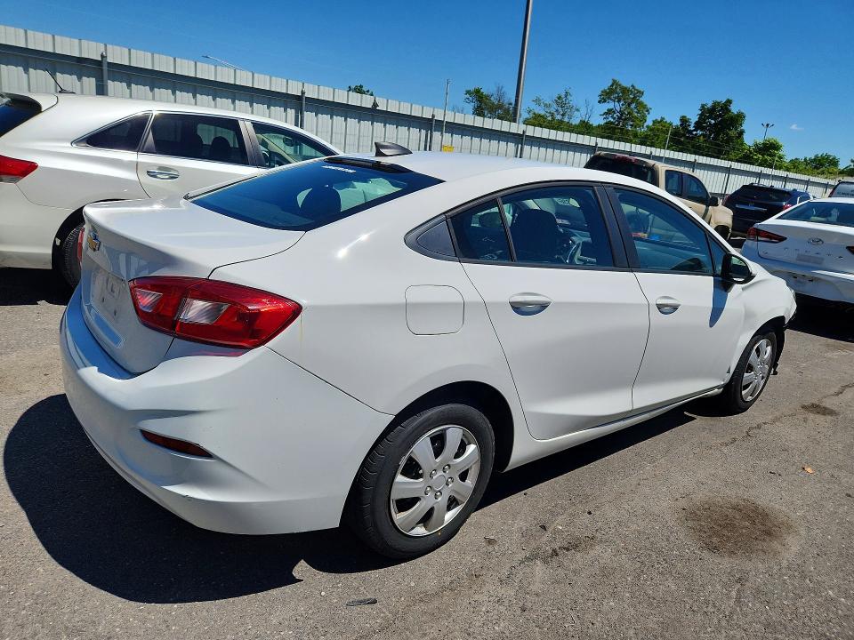 57768236 :رقم المزاد ، 1G1BC5SM2J7195937 vin ، 2018 Chevrolet Cruze مزاد بيع