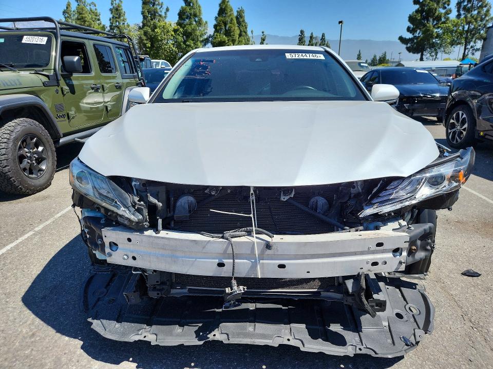 57244746 :رقم المزاد ، 4T1B61HK5JU053088 vin ، 2018 Toyota Camry مزاد بيع