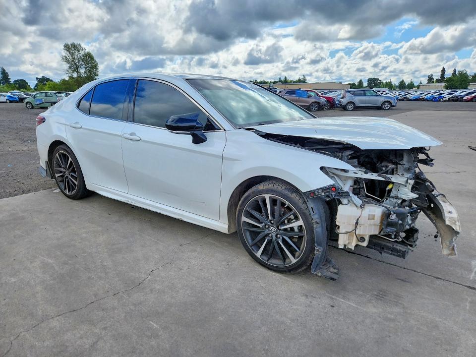 56819126 :رقم المزاد ، 4T1B61HK7JU056378 vin ، 2018 Toyota Camry مزاد بيع