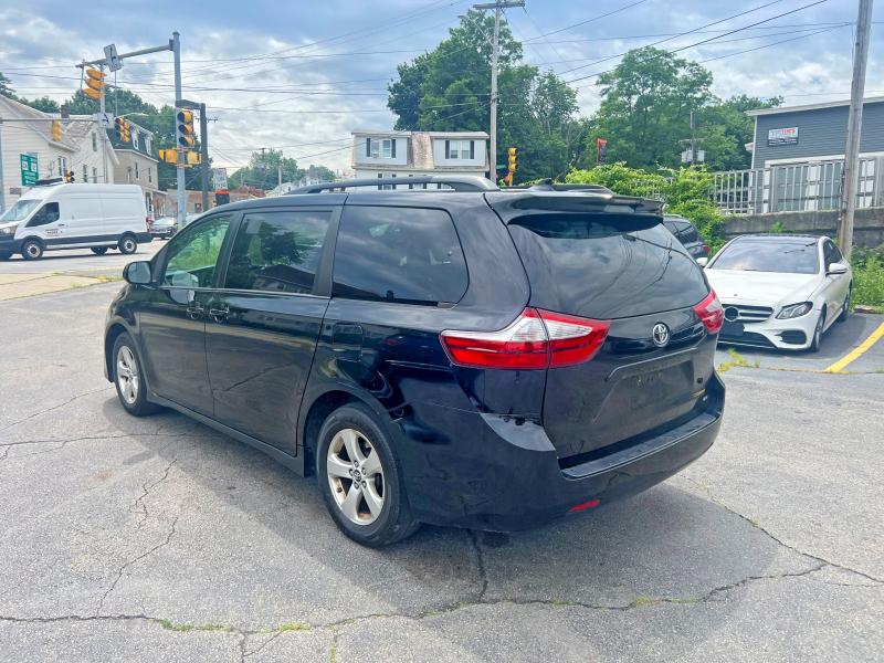 58391086 :رقم المزاد ، 5TDKZ3DC7JS903233 vin ، 2018 Toyota Sienna مزاد بيع