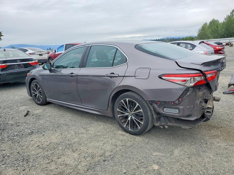 56698746 :رقم المزاد ، 4T1B11HK4JU150328 vin ، 2018 Toyota Camry مزاد بيع