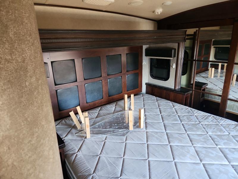 Продаж на аукціоні авто 2018 Jayco Pinnacle, vin: 1UJCJ0BV1J1RG0180, номер лоту: 56876316