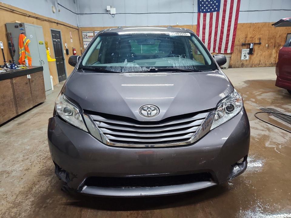 56483946 :رقم المزاد ، 5TDDZ3DC8HS166112 vin ، 2017 Toyota Sienna مزاد بيع