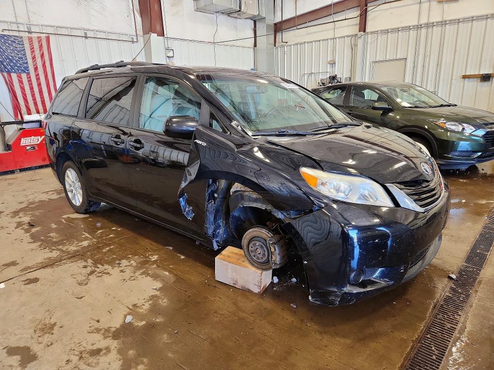 55405606 :رقم المزاد ، 5TDJZ3DC6HS166404 vin ، 2017 Toyota Sienna مزاد بيع