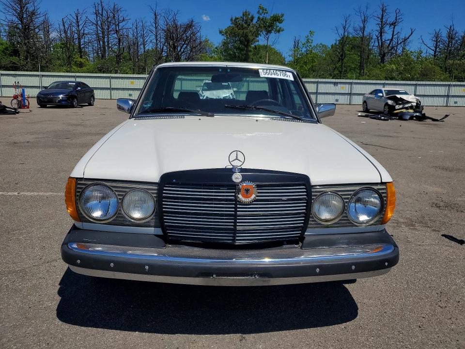 56046706 :رقم المزاد ، WDBAB23A3DB403204 vin ، 1983 Mercedes-benz 240 مزاد بيع