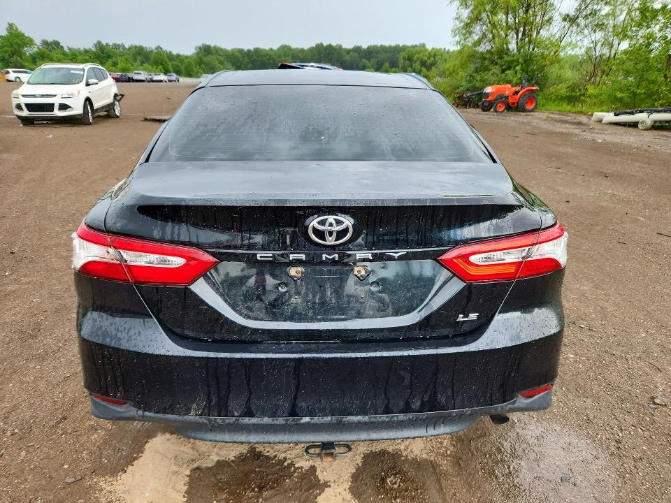 51540826 :رقم المزاد ، 4T1B11HK8JU134343 vin ، 2018 Toyota Camry مزاد بيع