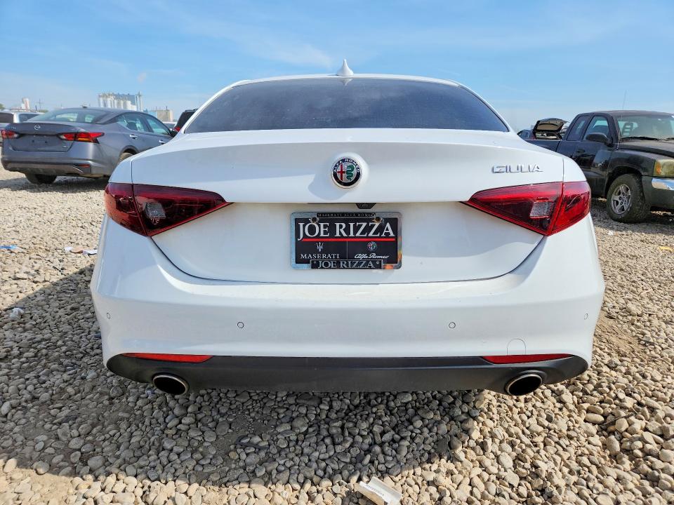 55935856 :رقم المزاد ، ZARFAEBN7J7565292 vin ، 2018 Alfa Romeo Giulia مزاد بيع