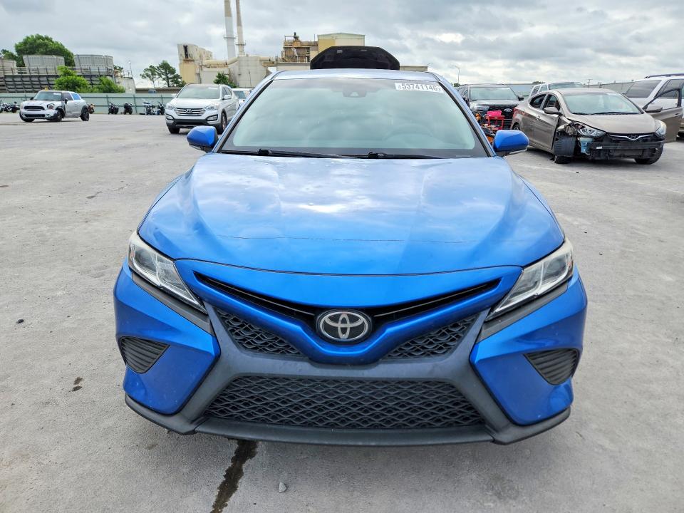 53741146 :رقم المزاد ، 4T1B11HK9JU074685 vin ، 2018 Toyota Camry مزاد بيع