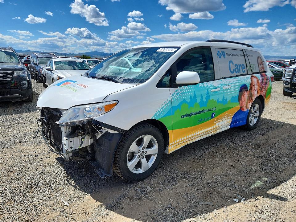 57877726 :رقم المزاد ، 5TDKZ3DC3JS949075 vin ، 2018 Toyota Sienna مزاد بيع