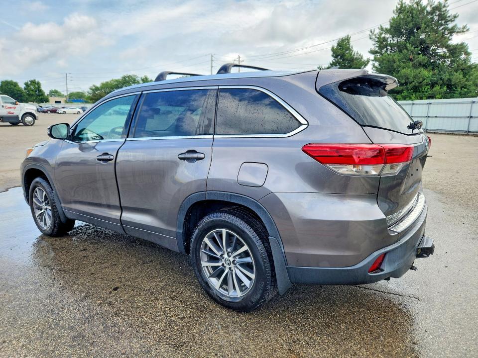 55781226 :رقم المزاد ، 5TDJZRFHXJS556651 vin ، 2018 Toyota Highlander مزاد بيع