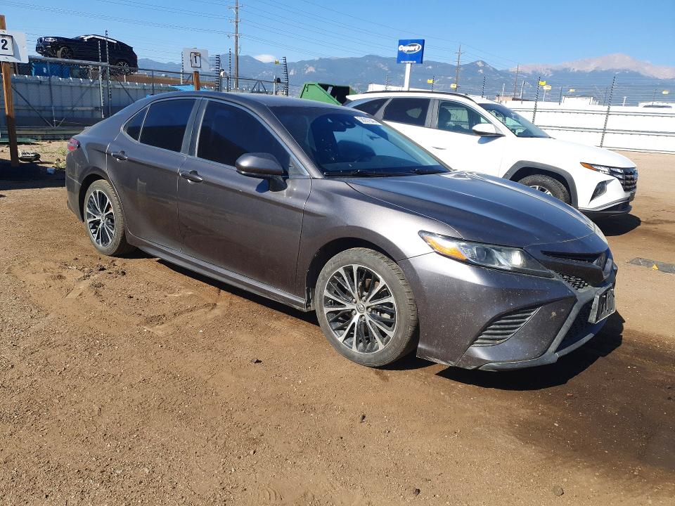58267846 :رقم المزاد ، 4T1B11HK6JU649227 vin ، 2018 Toyota Camry مزاد بيع