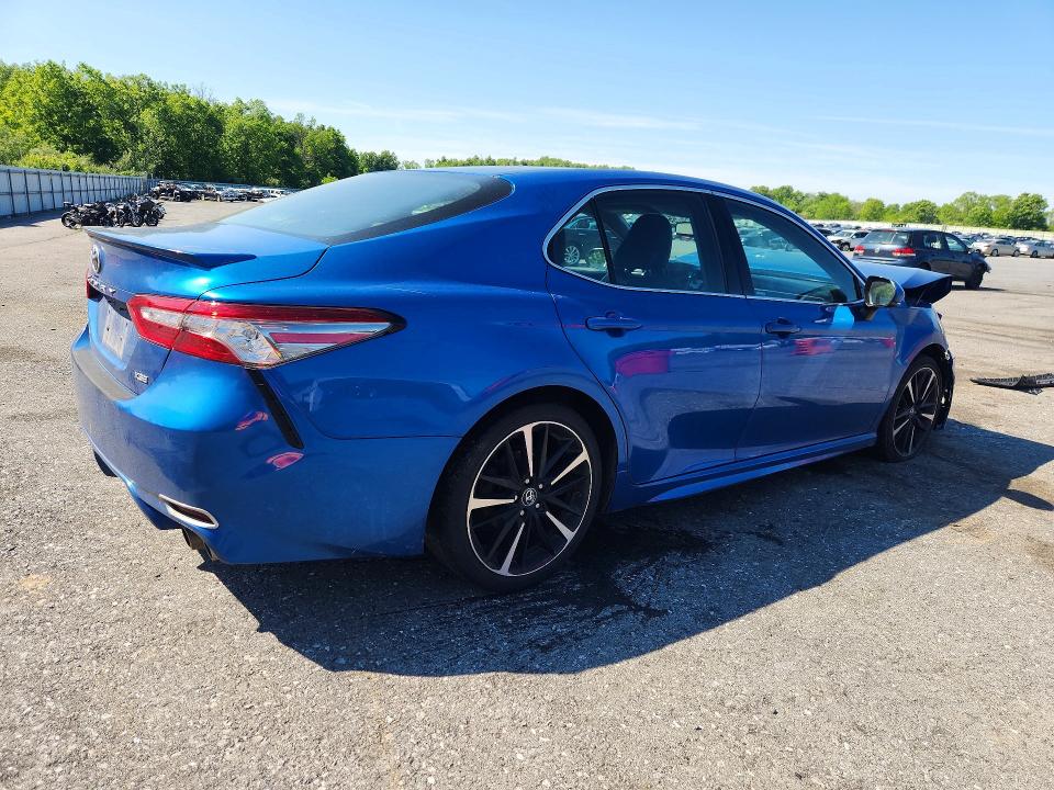 55405846 :رقم المزاد ، 4T1B61HK3JU008361 vin ، 2018 Toyota Camry مزاد بيع