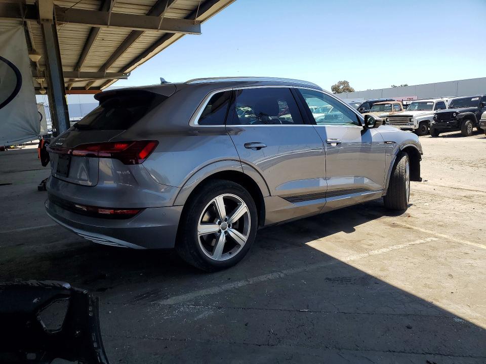 56361026 :رقم المزاد ، WA1LAAGE4KB005916 vin ، 2019 Audi E-tron مزاد بيع