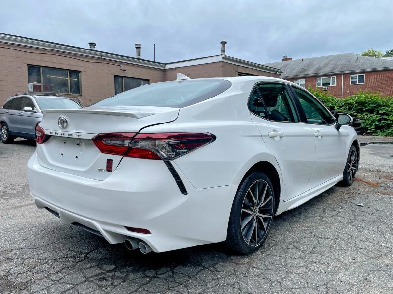 59005666 :رقم المزاد ، 4T1G11AK6MU5588 vin ، 2021 Toyota Camry مزاد بيع