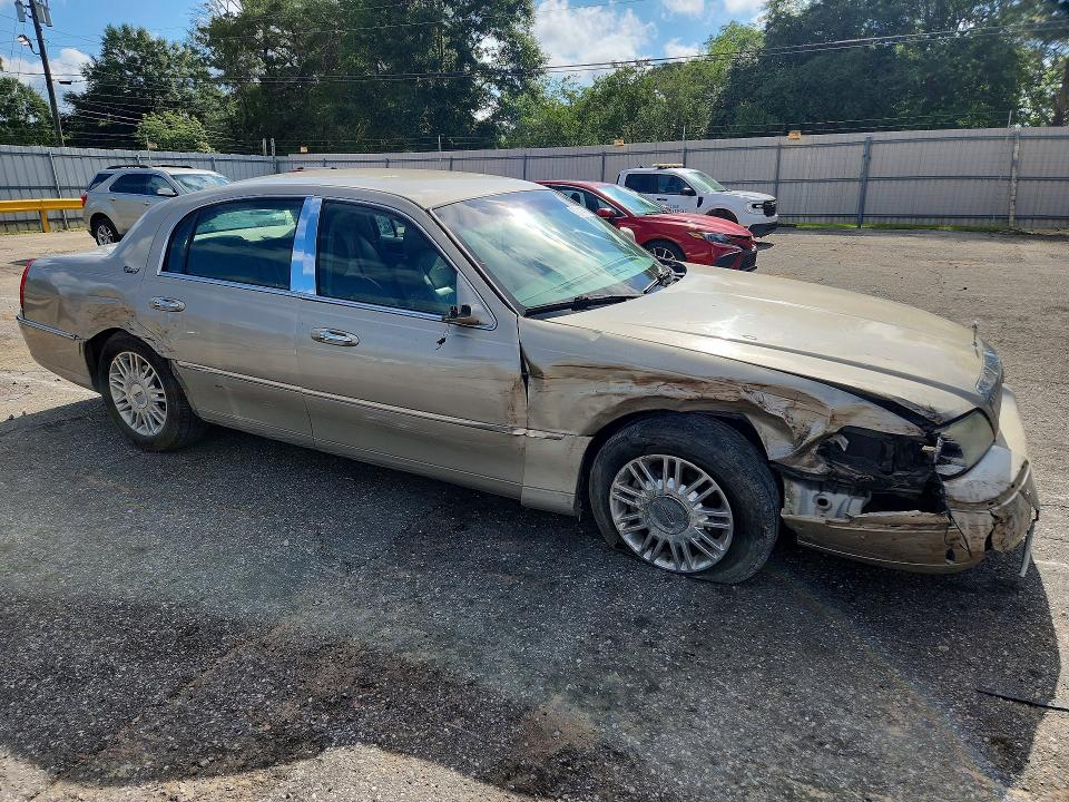 2011 Lincoln Town Car მანქანა იყიდება აუქციონზე, vin: 2LNBL8CVXBX761026, აუქციონის ნომერი: 57011476