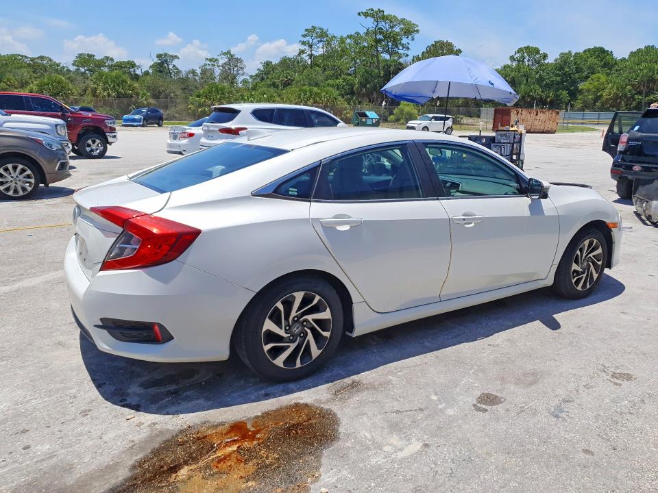 57558396 :رقم المزاد ، 19XFC2F71JE005878 vin ، 2018 Honda Civic مزاد بيع