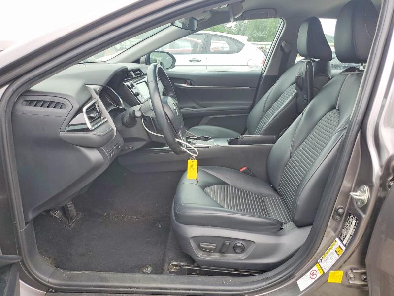 56698746 :رقم المزاد ، 4T1B11HK4JU150328 vin ، 2018 Toyota Camry مزاد بيع