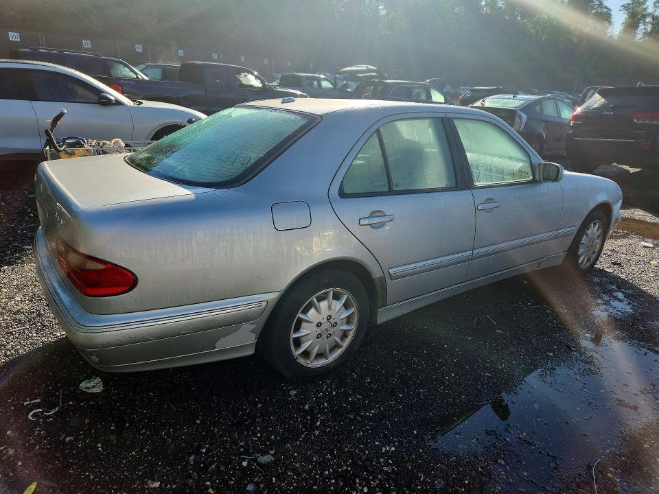 57197606 :رقم المزاد ، WDBJF82J61X054336 vin ، 2001 Mercedes-benz E مزاد بيع
