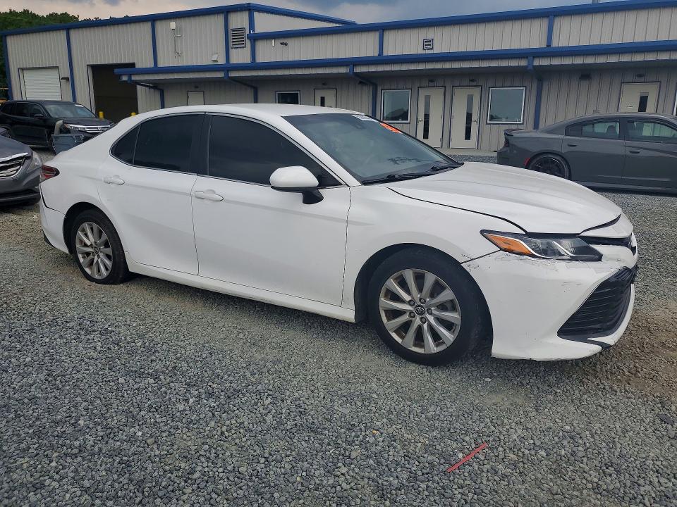 56809546 :رقم المزاد ، 4T1B11HK1JU560844 vin ، 2018 Toyota Camry مزاد بيع