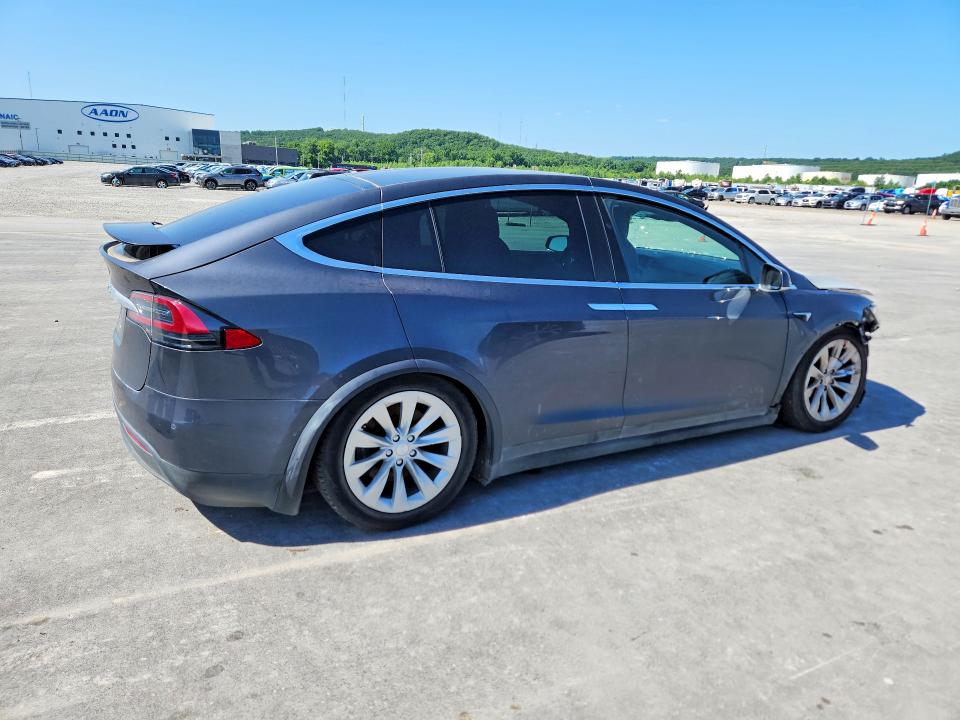 55704196 :رقم المزاد ، 5YJXCAE20JF112872 vin ، 2018 Tesla Model X مزاد بيع