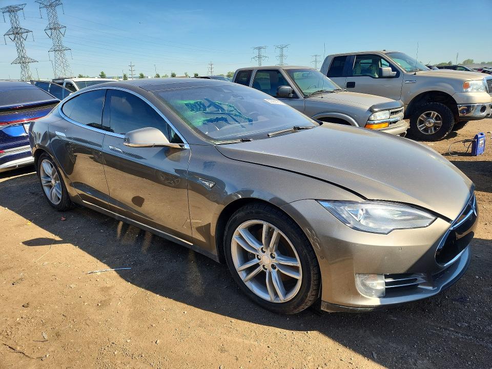 53388756 :رقم المزاد ، 5YJSA1S24FF097157 vin ، 2015 Tesla Model S مزاد بيع