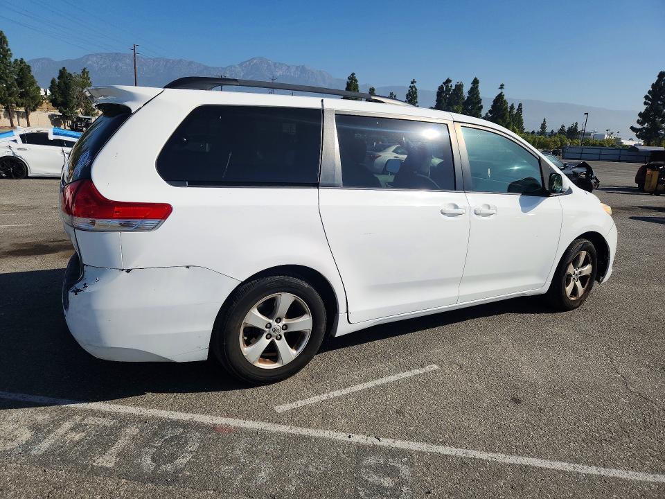 56645686 :رقم المزاد ، 5TDKK3DC0DS342981 vin ، 2013 Toyota Sienna مزاد بيع