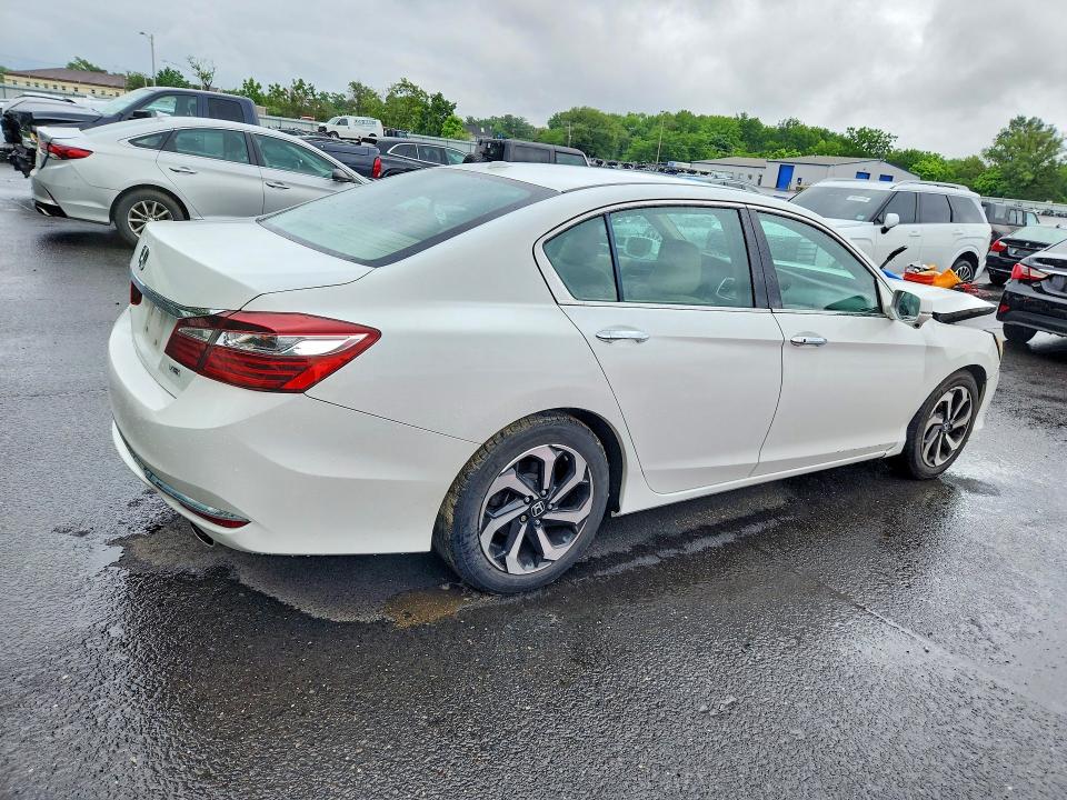 58649926 :رقم المزاد ، 1HGCR3F82HA001630 vin ، 2017 Honda Accord مزاد بيع