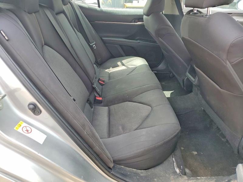 56506076 :رقم المزاد ، 4T1B11HK9JU110973 vin ، 2018 Toyota Camry مزاد بيع