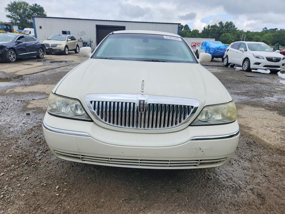 57487036 :رقم المزاد ، 1LNHM85W33Y700177 vin ، 2003 Lincoln Town Car مزاد بيع