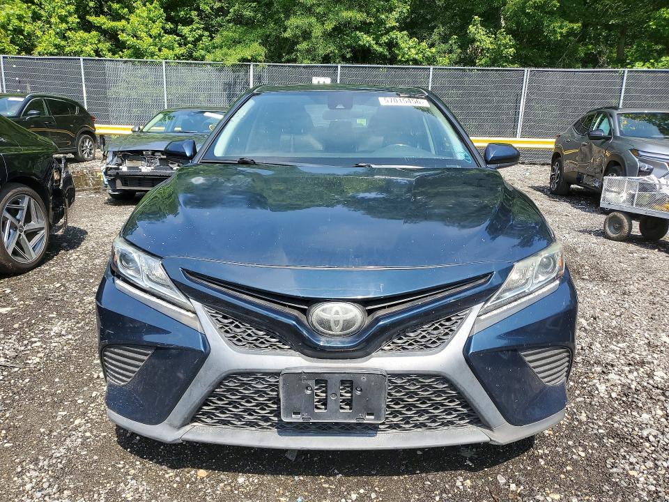 57015456 :رقم المزاد ، 4T1B11HK2KU702877 vin ، 2019 Toyota Camry مزاد بيع