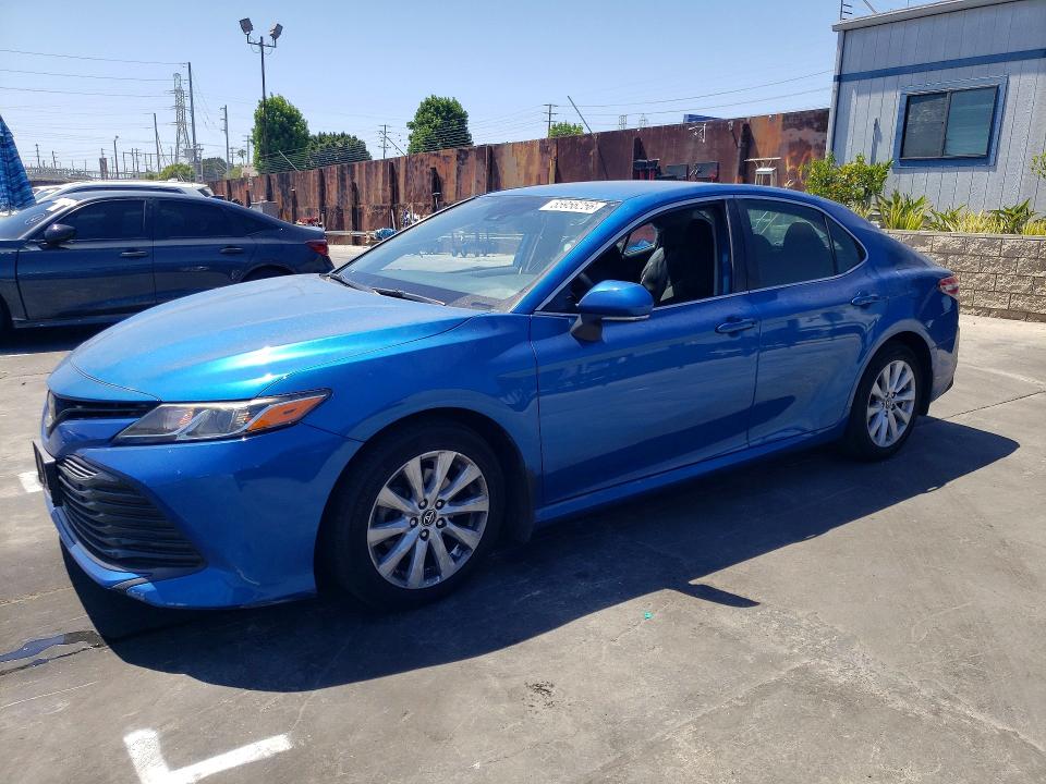 55956256 :رقم المزاد ، 4T1L11AK8LU325021 vin ، 2020 Toyota Camry مزاد بيع