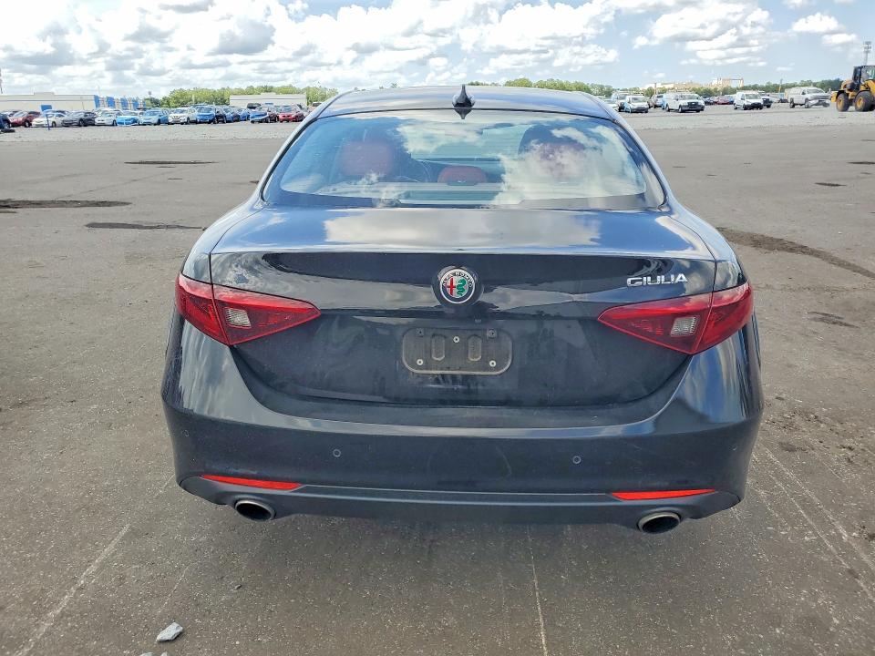 56109466 :رقم المزاد ، ZARFAEBN1H7556128 vin ، 2017 Alfa Romeo Giulia مزاد بيع
