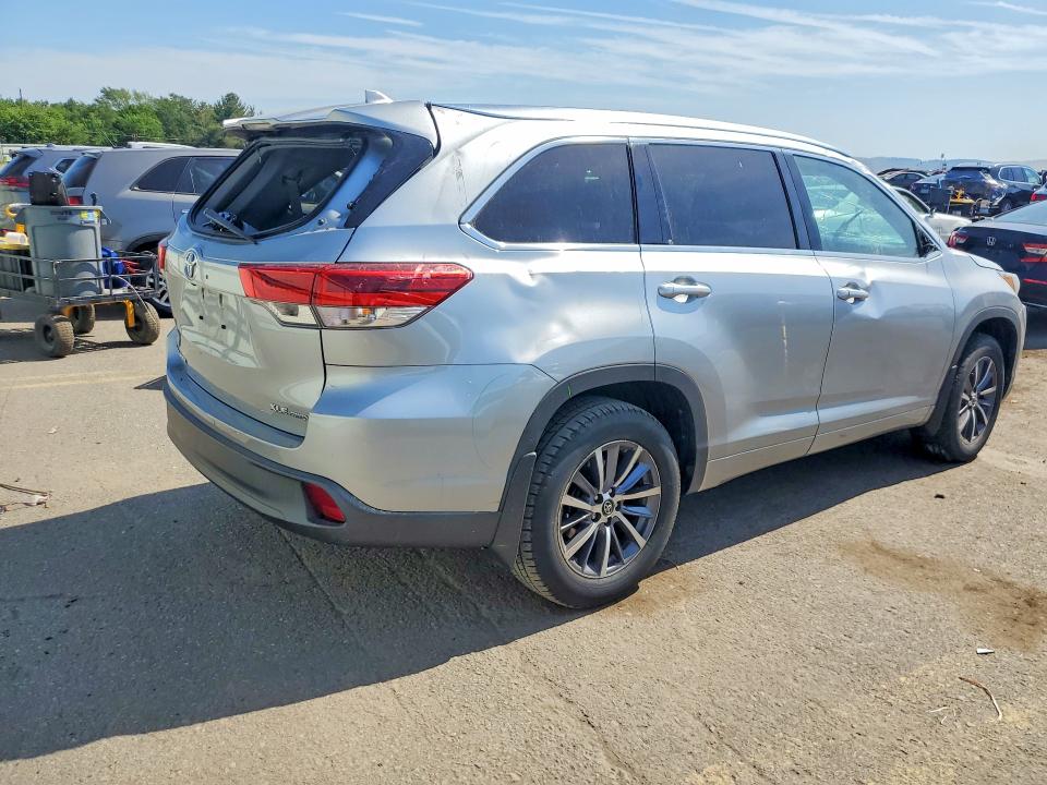 Auction sale of the 2018 Toyota Highlander, vin: 5TDJZRFH1JS878658, lot number: 56572436