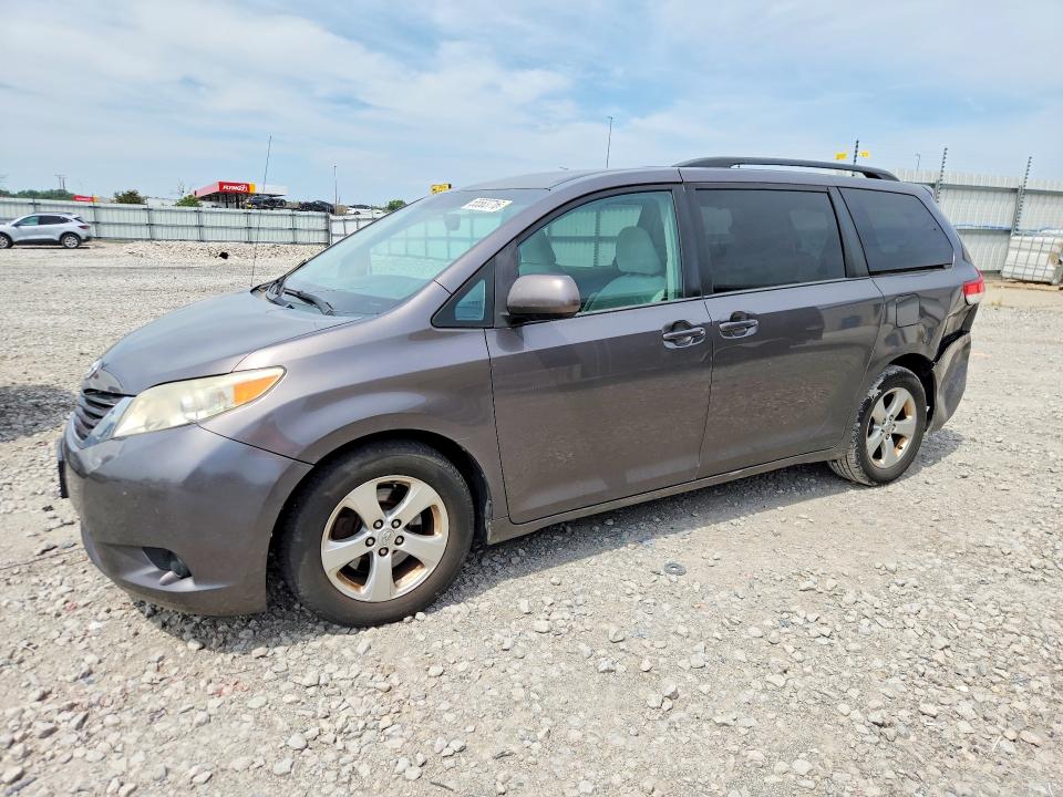 55563716 :رقم المزاد ، 5TDKK3DC4DS381203 vin ، 2013 Toyota Sienna مزاد بيع