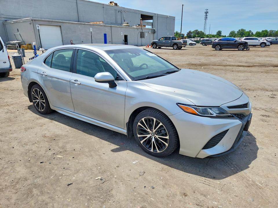 56158146 :رقم المزاد ، 4T1B11HK3JU650545 vin ، 2018 Toyota Camry مزاد بيع