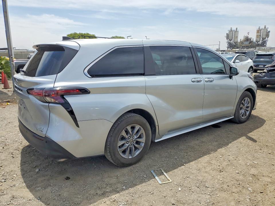 57083916 :رقم المزاد ، 5TDYRKEC8NS119989 vin ، 2022 Toyota Sienna مزاد بيع